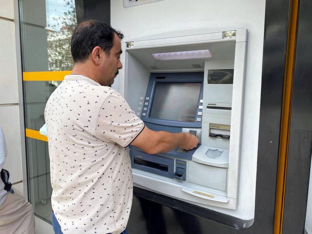 Muğla’da ATM’de 10 bin TL buldu!